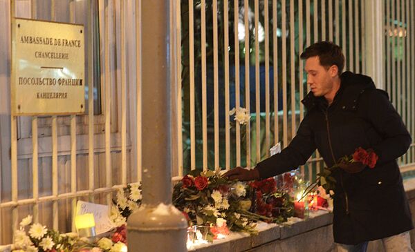 К посольству Франции в Москве несут цветы и свечи. Архивное фото - Sputnik Таджикистан