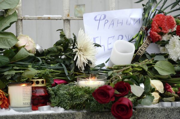 К посольству Франции в Москве несут цветы и свечи - Sputnik Таджикистан