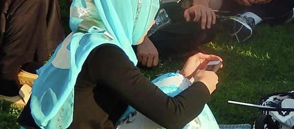 Девушка с мобильным телефоном - Sputnik Тоҷикистон