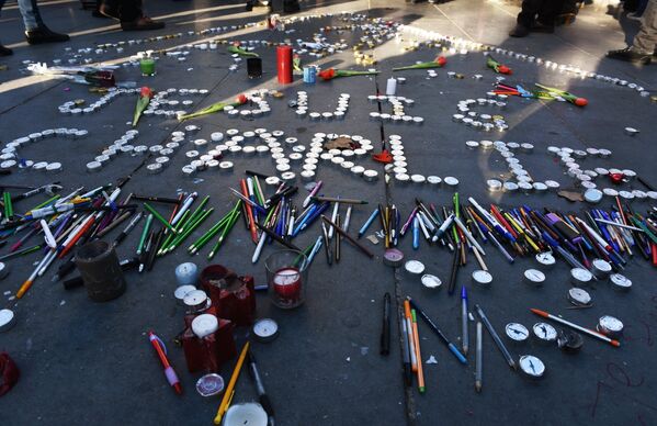 Свечи и карандаши от участников Марша единства в память о жертвах террористических актов, произошедших в столице Франции 7 и 9 января. - Sputnik Таджикистан