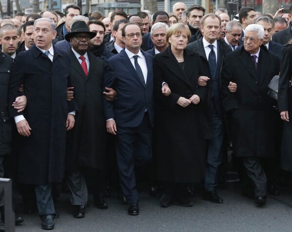 Участники иностранных делегаций с президентом Франции Франсуа Олландом  на марше памяти в Париже - Sputnik Таджикистан