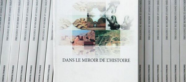 Книга Э. Рахмона Таджики в зеркале истории на французском языке. Архивное фото - Sputnik Тоҷикистон