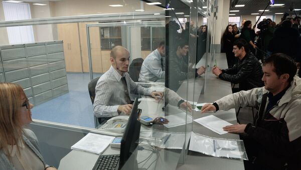 Выдача патентов в Едином миграционном центре Московской области, архивное фото - Sputnik Таджикистан