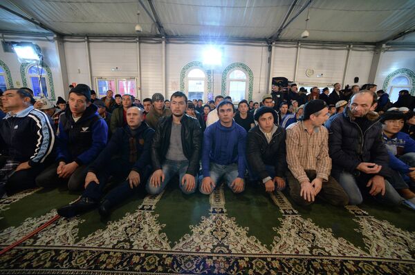 Мусульмане в мечети. Архивное фото - Sputnik Таджикистан