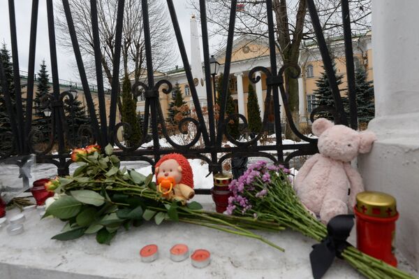 Цветы и свечи у посольства Армении в Москве в связи с трагедией в Гюмри - Sputnik Таджикистан