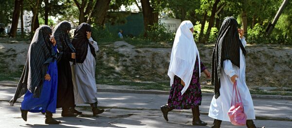 Занон дар кӯчаҳои Самарқанд. Акс аз бойгонӣ. Занон дар кӯчаҳои Самарқанд. Акс аз бойгонӣ. - Sputnik Тоҷикистон