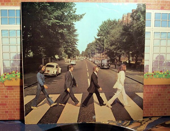 Обложка альбома Abbey Road . Архивное фото - Sputnik Таджикистан