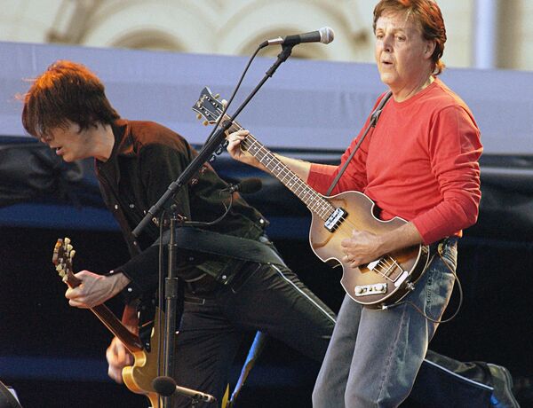 Пол Маккартни во время концерта на Красной площади в Москве. Архивное фото - Sputnik Таджикистан