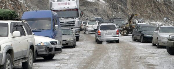 Пробка на дороге Душанбе - Худжанд. Архивное фото - Sputnik Тоҷикистон