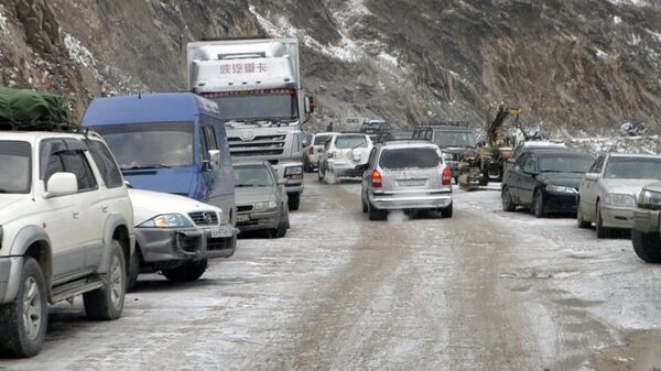 Пробка на дороге Душанбе - Худжанд. Архивное фото - Sputnik Таджикистан