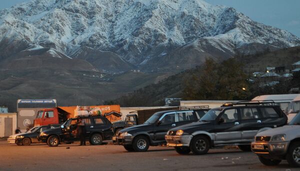 Автомашины перед междугородним рейсом. Архивное фото - Sputnik Таджикистан