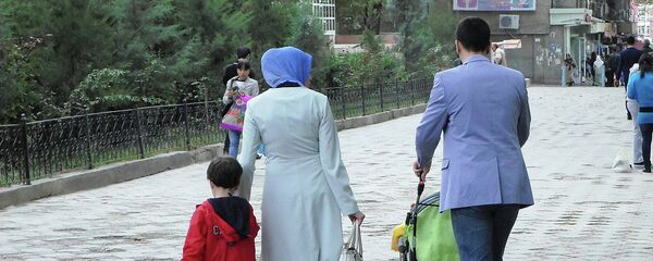 Прохожие на одной из улиц Душанбе. Архивное фото Прохожие на одной из улиц Душанбе. Архивное фото - Sputnik Таджикистан