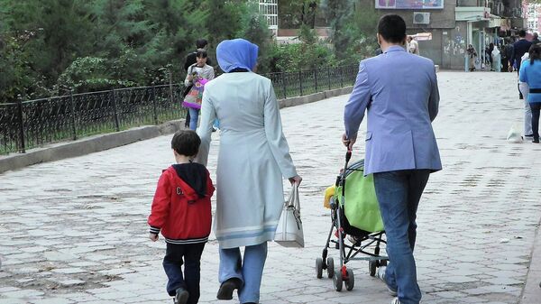 Прохожие на одной из улиц Душанбе. Архивное фото - Sputnik Таджикистан