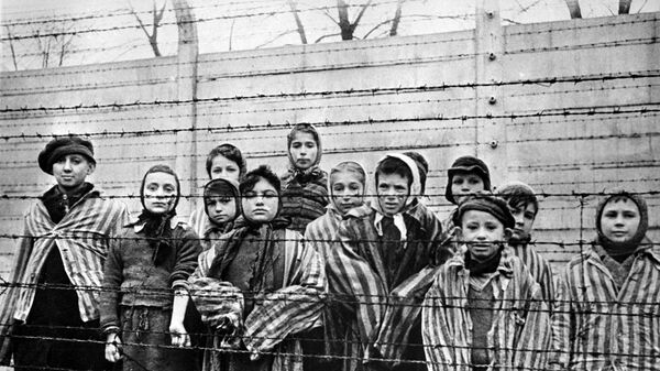 Дети из концентрационного лагеря Освенцим. Архивное фото. - Sputnik Таджикистан