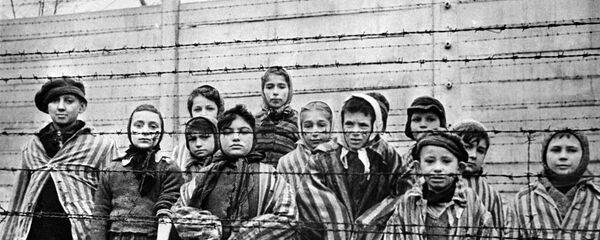 Кӯдакон дар ӯрдугоҳи Освенсим. Акс аз бойгонӣ - Sputnik Тоҷикистон