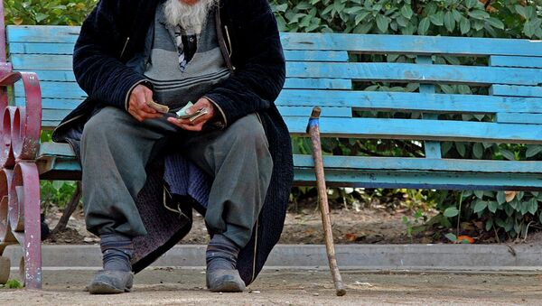 Старик считает деньги в душанбинском парке. Архивное фото - Sputnik Таджикистан