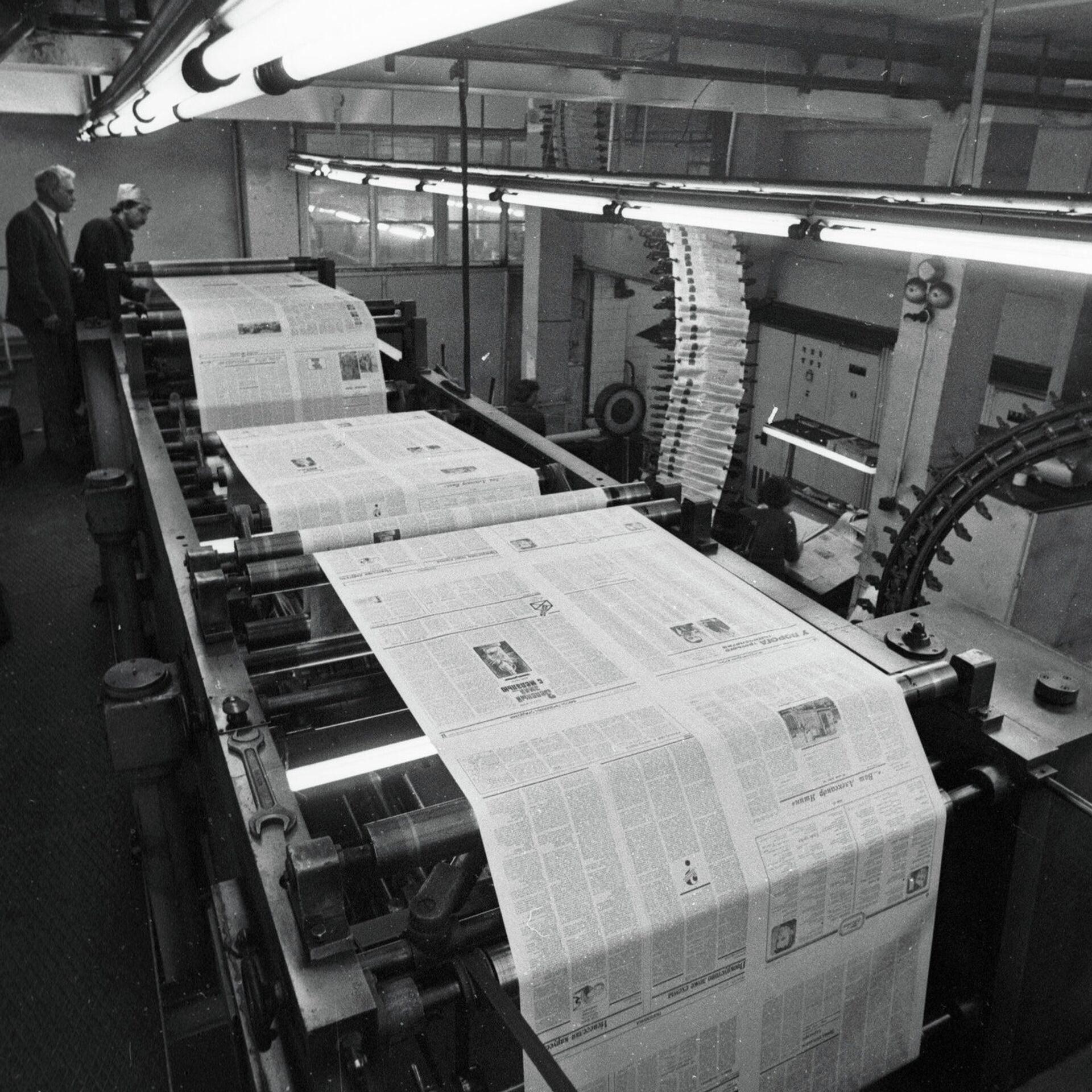 За 7 дней в типографии изготовили 11200. Газетный печатный станок. Печатные станки для типографии. Печатный станок для газет. Современный печатный станок.