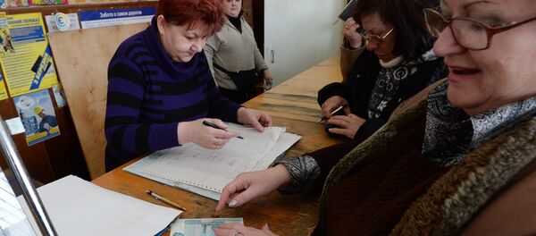 Нафақахурон ҳангоми гирифтани нафақа. Акс аз бойгонӣ Нафақахурон ҳангоми гирифтани нафақа. Акс аз бойгонӣ - Sputnik Тоҷикистон