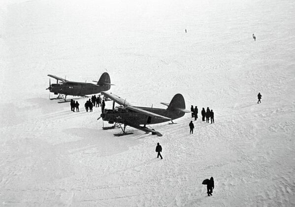 Советские самолеты в Антарктиде. Архивное фото - Sputnik Таджикистан