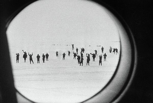Полярники, провожающие самолет из Антарктиды. Архивное фото - Sputnik Таджикистан