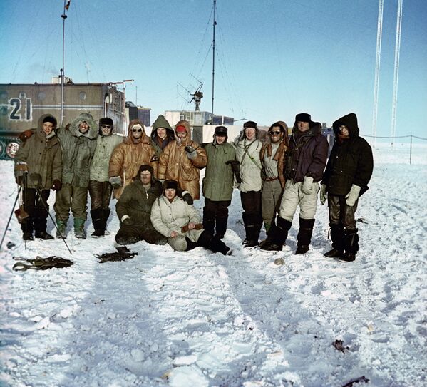 Советские и французские полярники на внутриконтинентальной станции Восток. 1964 г. - Sputnik Таджикистан