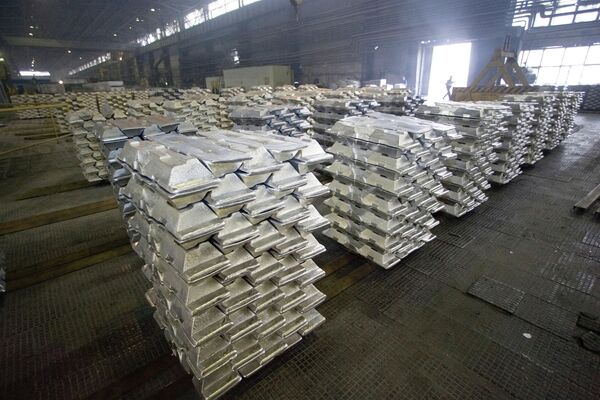 Алюминиевые слитки на Таджикском алюминиевом заводе. Архивное фото - Sputnik Таджикистан