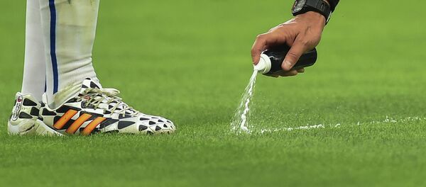 Арбитр проводит линию перед игроками. Архивное фото Арбитр проводит линию перед игроками. Архивное фото - Sputnik Таджикистан