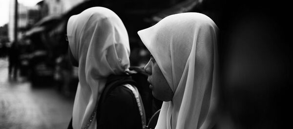 Девушки в хиджабах, архивное фото - Sputnik Таджикистан