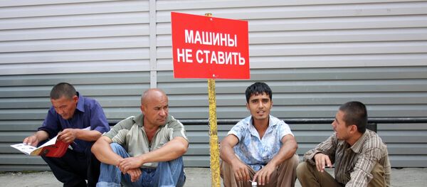 Трудовые мигранты в Екатеринбурге. Архивное фото Трудовые мигранты в Екатеринбурге. Архивное фото - Sputnik Таджикистан