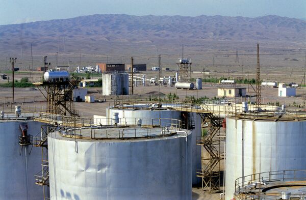 Резервуарный парк центрального пункта сбора нефти производственного объединения Таджикнефть. Архивное фото - Sputnik Таджикистан