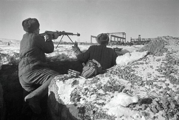 Советские воины ведут огонь из траншеи в районе завода Красный Октябрь. - Sputnik Таджикистан