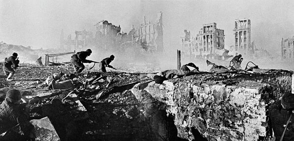 Советские солдаты штурмуют дом в Сталинграде. - Sputnik Таджикистан