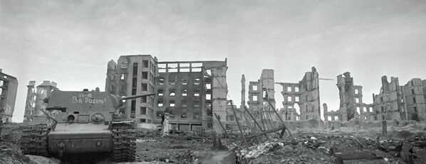 Танк с надписью За Родину! стоит на фоне разрушенных домов города Cталинграда. Архивное фото - Sputnik Таджикистан