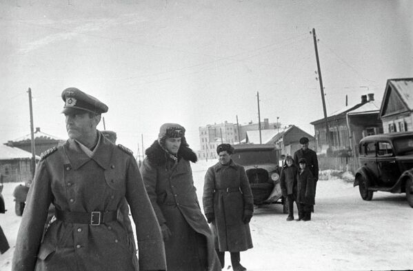 Командующий 6-й немецкой армией фельдмаршал Фридрих Паулюс, взятый в плен советскими войсками. Было взято в плен свыше 90 тыс. немецких солдат и офицеров. - Sputnik Таджикистан