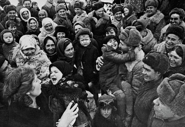 1 февраля 1943 года. Население Сталинграда встречает освободителей. Архивное фото - Sputnik Таджикистан