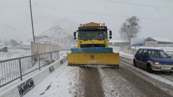 Бульдозер расчищает снег на дороге Душанбе-Чанак - Sputnik Таджикистан