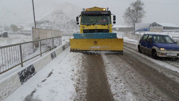 Бульдозер расчищает снег на дороге Душанбе-Чанак - Sputnik Таджикистан