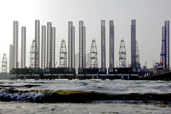 Нефтяные платформы в Каспийском море. Архивное фото - Sputnik Таджикистан