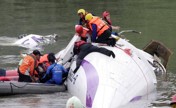 Спасение пассажиров с потерпевшего крушение самолета TransAsia. 4 февраля 2015 года - Sputnik Таджикистан