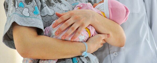 Новорожденный ребенок на руках у матери. Архивное фото - Sputnik Тоҷикистон