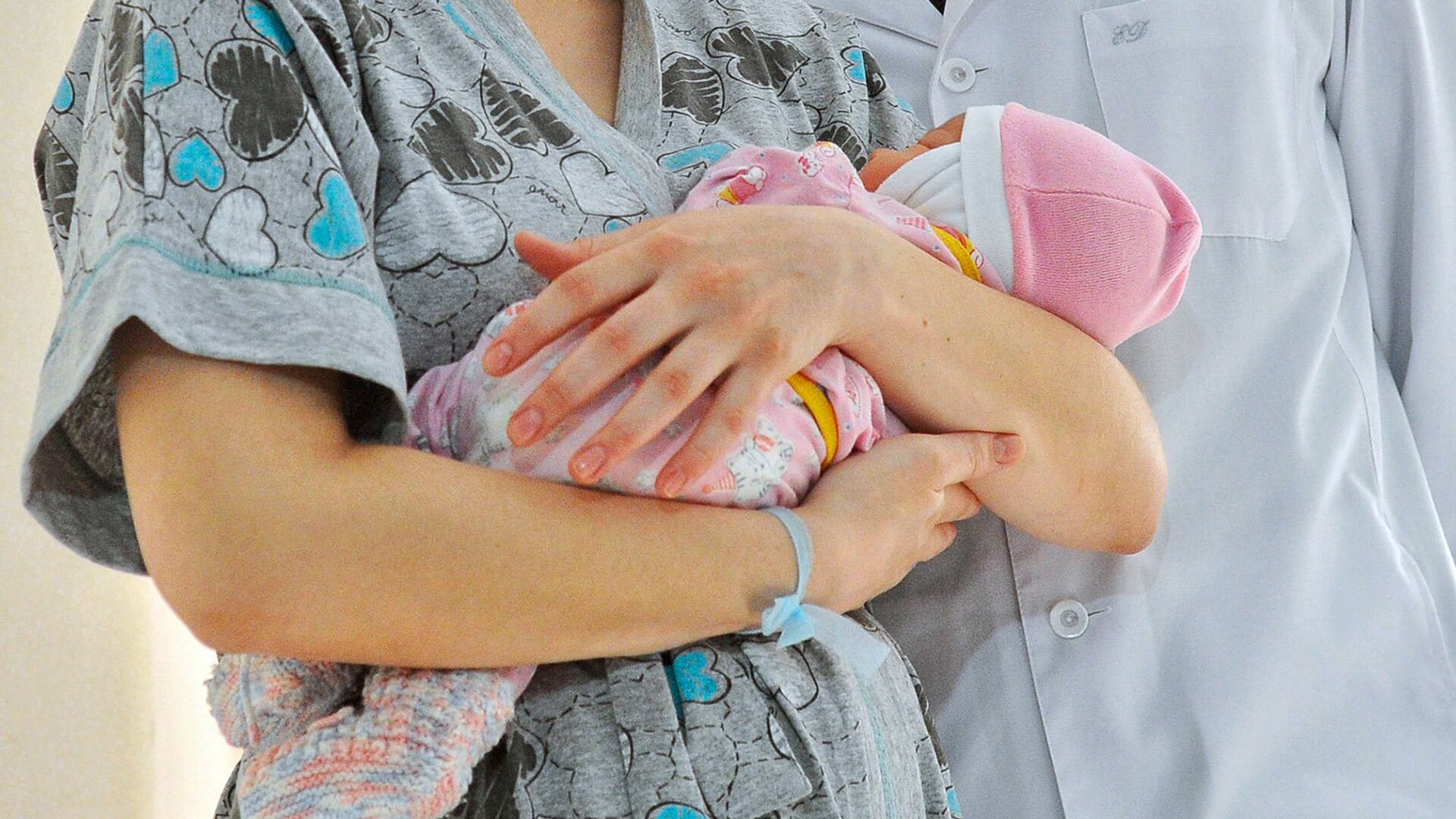Новорожденный ребенок на руках у матери. Архивное фото - Sputnik Таджикистан, 1920, 09.12.2021