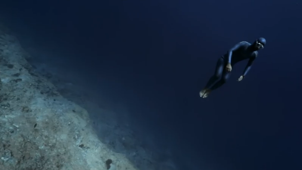 Гравитация на дне океана - короткометражная картина французского фридайвера Гийома Нери - Sputnik Таджикистан