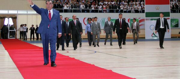 Эмомалӣ Раҳмон аснои ифтитоҳи як маҷмааи варзишӣ дар шаҳри Хуҷанд. Акс аз бойгонӣ - Sputnik Тоҷикистон