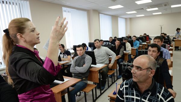 Иностранные граждане проходят электронное тестирование на знание русского языка. Архивное фото - Sputnik Таджикистан