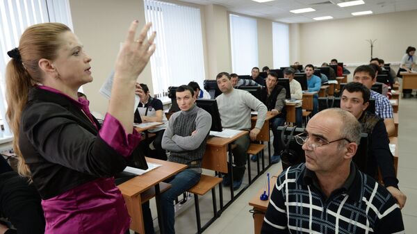 Иностранные граждане проходят электронное тестирование на знание русского языка. Архивное фото - Sputnik Тоҷикистон