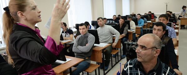 Иностранные граждане проходят электронное тестирование на знание русского языка. Архивное фото Иностранные граждане проходят электронное тестирование на знание русского языка. Архивное фото - Sputnik Таджикистан