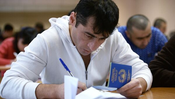 Сдача экзаменов в центре тестирования мигрантов. Архивное фото - Sputnik Таджикистан