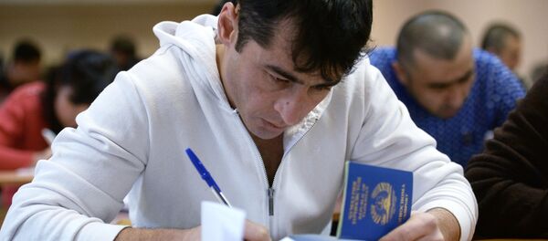 Супоридани санҷиш дар маркази имтиҳоноти муҳоҷирон. Акс аз бойгонӣ Супоридани санҷиш дар маркази имтиҳоноти муҳоҷирон. Акс аз бойгонӣ - Sputnik Тоҷикистон