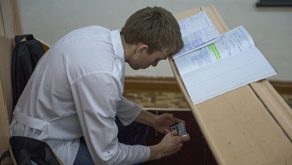 Студент с телефоном. Архивное фото - Sputnik Таджикистан