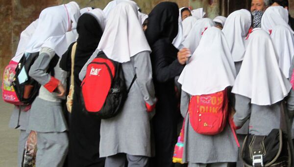 Школьницы в хиджабах. Архивное фото - Sputnik Таджикистан